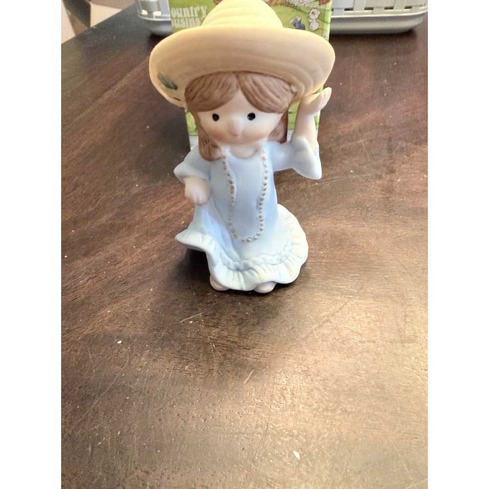 Enesco Countrt Cousins Sarah 33863 Mother's clothes day